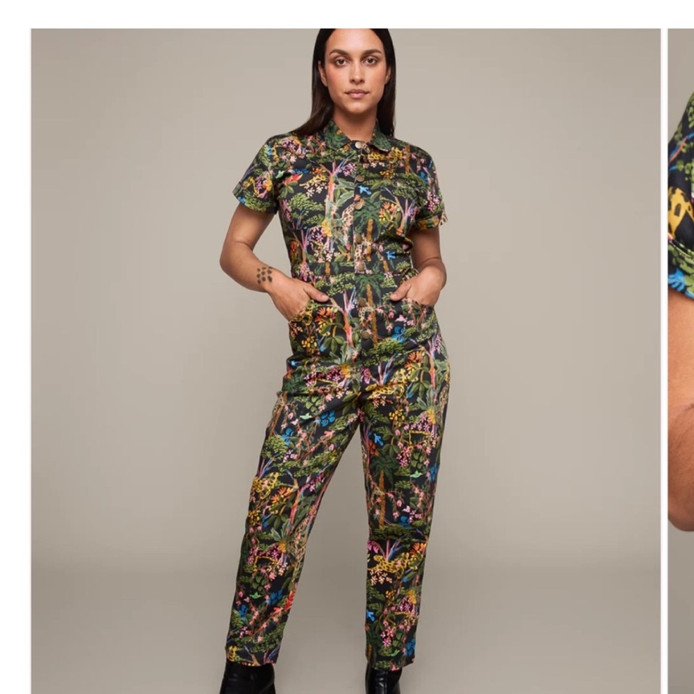 Floral Women's fitted jumpsuit with cropped leg, and tapered hem.
